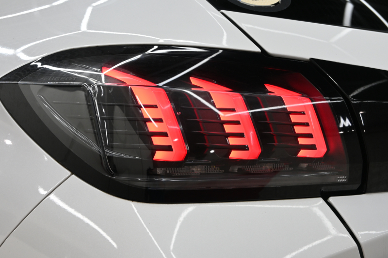 プジョー 208 GT　1ｵｰﾅｰ ACC LKA BSM Pｽﾀ ECO ﾊｰﾌﾚｻﾞｰ 7ｲﾝﾁﾀｯﾁｽｸﾘｰﾝ CarPlay ﾅﾋﾞTV ﾌﾙｾｸﾞ Bｶﾒﾗ 17ｲﾝﾁAW ﾌﾙLEDﾗｲﾄ　2年保証付