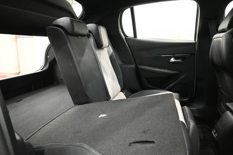 プジョー 208 GT　1ｵｰﾅｰ ACC LKA BSM Pｽﾀ ECO ﾊｰﾌﾚｻﾞｰ 7ｲﾝﾁﾀｯﾁｽｸﾘｰﾝ CarPlay ﾅﾋﾞTV ﾌﾙｾｸﾞ Bｶﾒﾗ 17ｲﾝﾁAW ﾌﾙLEDﾗｲﾄ　2年保証付