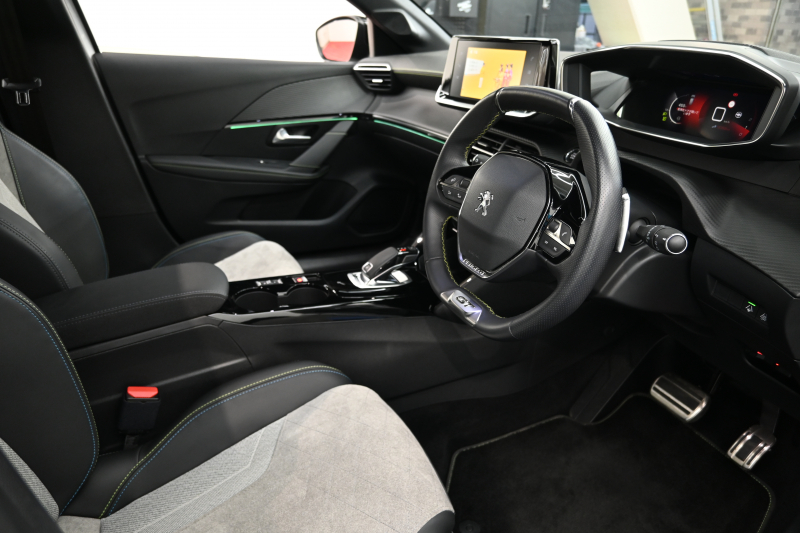 プジョー 208 GT　1ｵｰﾅｰ ACC LKA BSM Pｽﾀ ECO ﾊｰﾌﾚｻﾞｰ 7ｲﾝﾁﾀｯﾁｽｸﾘｰﾝ CarPlay ﾅﾋﾞTV ﾌﾙｾｸﾞ Bｶﾒﾗ 17ｲﾝﾁAW ﾌﾙLEDﾗｲﾄ　2年保証付