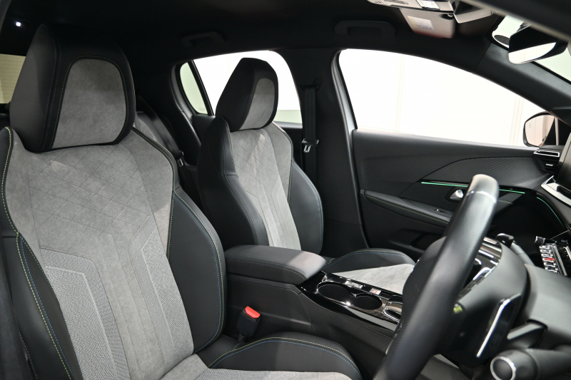 プジョー 208 GT　1ｵｰﾅｰ ACC LKA BSM Pｽﾀ ECO ﾊｰﾌﾚｻﾞｰ 7ｲﾝﾁﾀｯﾁｽｸﾘｰﾝ CarPlay ﾅﾋﾞTV ﾌﾙｾｸﾞ Bｶﾒﾗ 17ｲﾝﾁAW ﾌﾙLEDﾗｲﾄ　2年保証付