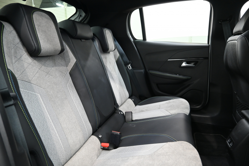 プジョー 208 GT　1ｵｰﾅｰ ACC LKA BSM Pｽﾀ ECO ﾊｰﾌﾚｻﾞｰ 7ｲﾝﾁﾀｯﾁｽｸﾘｰﾝ CarPlay ﾅﾋﾞTV ﾌﾙｾｸﾞ Bｶﾒﾗ 17ｲﾝﾁAW ﾌﾙLEDﾗｲﾄ　2年保証付