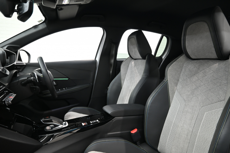 プジョー 208 GT　1ｵｰﾅｰ ACC LKA BSM Pｽﾀ ECO ﾊｰﾌﾚｻﾞｰ 7ｲﾝﾁﾀｯﾁｽｸﾘｰﾝ CarPlay ﾅﾋﾞTV ﾌﾙｾｸﾞ Bｶﾒﾗ 17ｲﾝﾁAW ﾌﾙLEDﾗｲﾄ　2年保証付