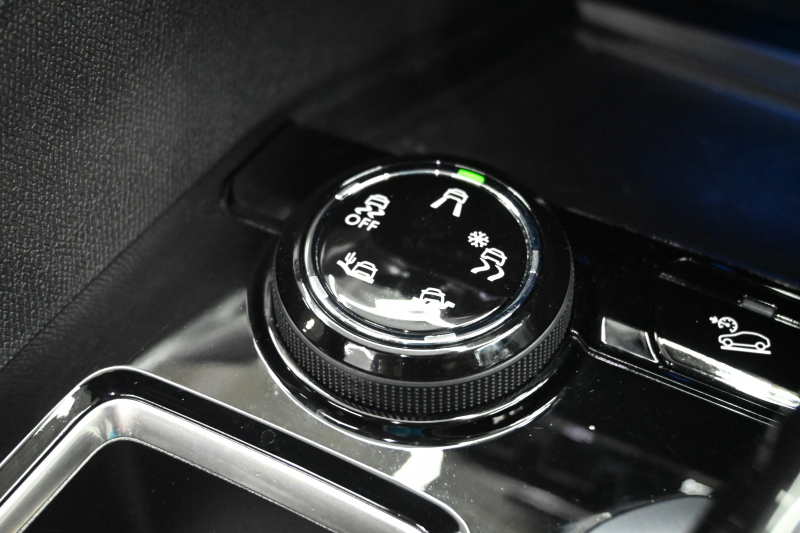プジョー 3008 GT ﾌﾞﾙｰHDi ﾌｧｰｽﾄｸﾗｽPKG　Pｽﾀ ACC ﾅｯﾊﾟﾚｻﾞｰ ﾊﾟﾉﾗﾏSR 純正ﾀｯﾁｽｸﾘｰﾝ CarPlay ADVｺﾝﾄﾛｰﾙ I-COCKPIT 純正18ｲﾝﾁAW LEDﾗｲﾄ ｱﾝﾋﾞｴﾝｽﾗｲﾄ　2年保証付