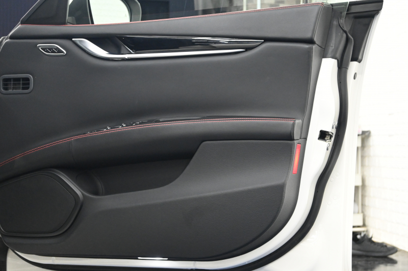 マセラティ ギブリ S ｸﾞﾗﾝｽﾎﾟｰﾂ ﾄﾞﾗｲﾊﾞｰｽﾞｱｼｽﾀﾝｽ&ﾂｰﾘﾝｸﾞP　ACC BSM LKA 黒革 ｻﾝﾙｰﾌ 8.4ｲﾝﾁMTC+ CarPlay 自動ﾄﾗﾝｸ 20ｲﾝﾁｳﾗｰﾉAW ｽｶｲﾌｯｸｻｽ 　2年保証付