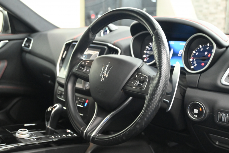 マセラティ ギブリ S ｸﾞﾗﾝｽﾎﾟｰﾂ ﾄﾞﾗｲﾊﾞｰｽﾞｱｼｽﾀﾝｽ&ﾂｰﾘﾝｸﾞP　ACC BSM LKA 黒革 ｻﾝﾙｰﾌ 8.4ｲﾝﾁMTC+ CarPlay 自動ﾄﾗﾝｸ 20ｲﾝﾁｳﾗｰﾉAW ｽｶｲﾌｯｸｻｽ 　2年保証付