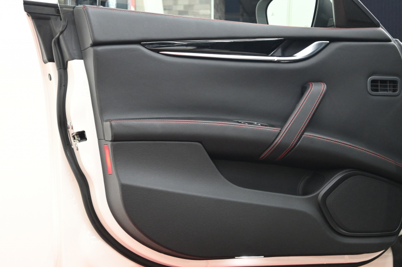 マセラティ ギブリ S ｸﾞﾗﾝｽﾎﾟｰﾂ ﾄﾞﾗｲﾊﾞｰｽﾞｱｼｽﾀﾝｽ&ﾂｰﾘﾝｸﾞP　ACC BSM LKA 黒革 ｻﾝﾙｰﾌ 8.4ｲﾝﾁMTC+ CarPlay 自動ﾄﾗﾝｸ 20ｲﾝﾁｳﾗｰﾉAW ｽｶｲﾌｯｸｻｽ 　2年保証付