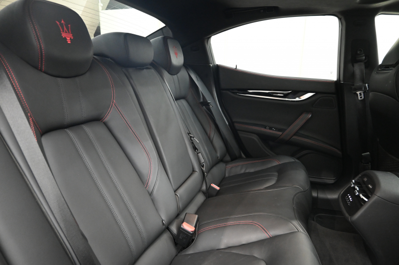 マセラティ ギブリ S ｸﾞﾗﾝｽﾎﾟｰﾂ ﾄﾞﾗｲﾊﾞｰｽﾞｱｼｽﾀﾝｽ&ﾂｰﾘﾝｸﾞP　ACC BSM LKA 黒革 ｻﾝﾙｰﾌ 8.4ｲﾝﾁMTC+ CarPlay 自動ﾄﾗﾝｸ 20ｲﾝﾁｳﾗｰﾉAW ｽｶｲﾌｯｸｻｽ 　2年保証付