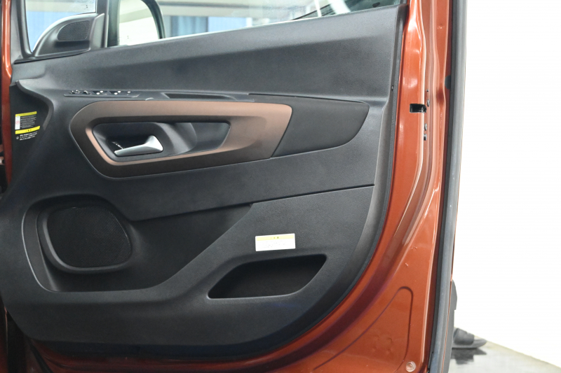 プジョー リフター GT　Pｽﾀ ACC ECO 専用ｼｰﾄ ﾊﾟﾉﾗﾏR 純正ﾀｯﾁｽｸﾘｰﾝ CarPlay Bｶﾒﾗ 純正17ｲﾝﾁAW ｱｸﾃｨﾌﾞｾｰﾌﾃｨﾌﾞﾚｰｷ　2年保証付