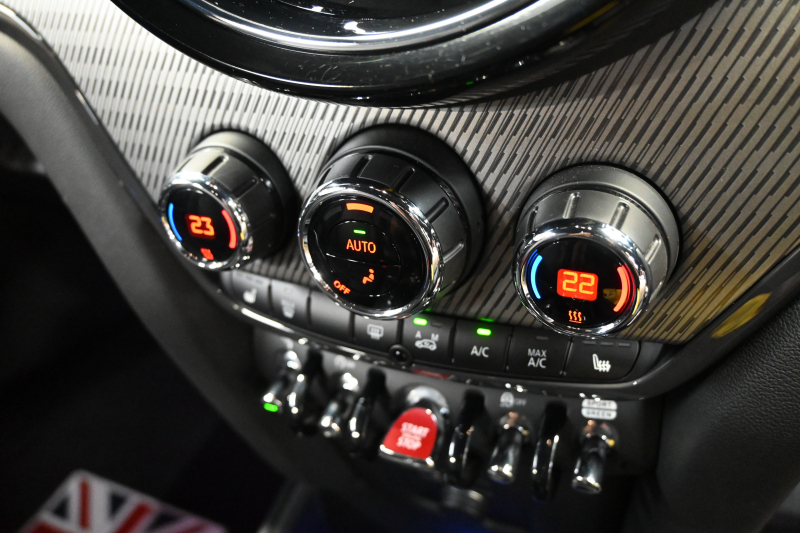 MINI(ミニ) ミニクロスオーバー ｸｰﾊﾟｰSD ｵｰﾙ4　MINI YOURS TRIM Pｽﾀ ECO ACC 黒革 ｼｰﾄﾋｰﾀｰ 純正ﾅﾋﾞ ｱﾝﾋﾞｴﾝﾄﾗｲﾄ ﾎﾞﾝﾈｯﾄｽﾄﾗｲﾌﾟ 純正19ｲﾝﾁAW 2年保証