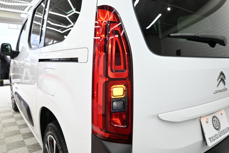 シトロエン ベルランゴ ｼｬｲﾝ XTRﾊﾟｯｸ　特別仕様車 Pｽﾀ ACC ﾊﾟｰｷﾝｸﾞｾﾝｻｰ BSM 専用ﾌｧﾌﾞﾘｯｸｼｰﾄ ﾊﾟﾉﾗﾏR 純正ﾀｯﾁｽｸﾘｰﾝ BTｵｰﾃﾞｨｵ＆TEL CarPlay ｱﾝﾋﾞｴﾝｽﾗｲﾄ 専用17ｲﾝﾁAW　2年保証付