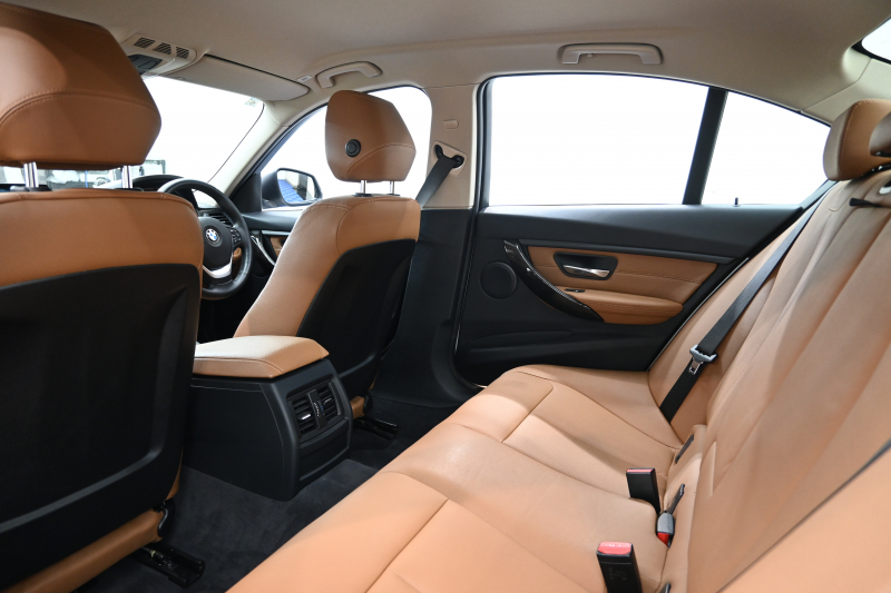BMW 3シリーズ 320i ﾗｸﾞｼﾞｭｱﾘｰ　正規D車 1ｵｰﾅｰ ACC ｺﾆｬｯｸ革 純正iDriveﾅﾋﾞ Bｶﾒﾗ 純正17ｲﾝﾁAW 自動ﾄﾗﾝｸ ｷｾﾉﾝﾗｲﾄ　2年保証付