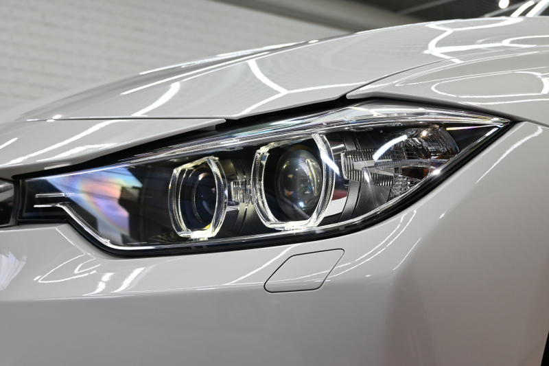 BMW 3シリーズ 320i ﾗｸﾞｼﾞｭｱﾘｰ　正規D車 1ｵｰﾅｰ ACC ｺﾆｬｯｸ革 純正iDriveﾅﾋﾞ Bｶﾒﾗ 純正17ｲﾝﾁAW 自動ﾄﾗﾝｸ ｷｾﾉﾝﾗｲﾄ　2年保証付