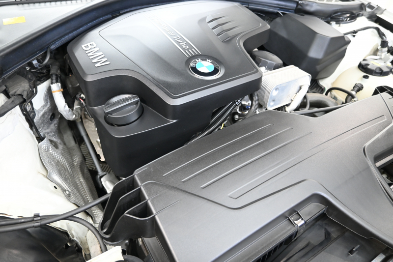 BMW 3シリーズ 320i ﾗｸﾞｼﾞｭｱﾘｰ　正規D車 1ｵｰﾅｰ ACC ｺﾆｬｯｸ革 純正iDriveﾅﾋﾞ Bｶﾒﾗ 純正17ｲﾝﾁAW 自動ﾄﾗﾝｸ ｷｾﾉﾝﾗｲﾄ　2年保証付