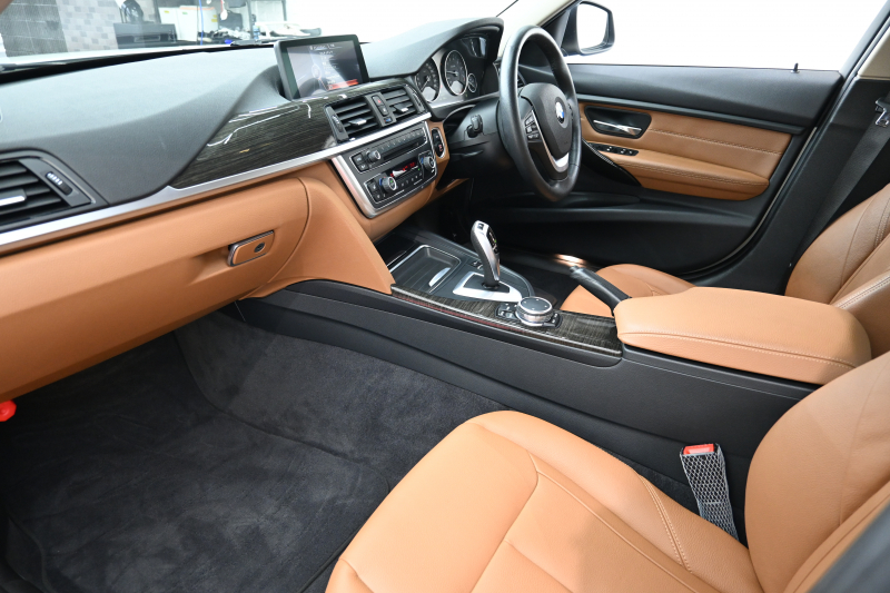 BMW 3シリーズ 320i ﾗｸﾞｼﾞｭｱﾘｰ　正規D車 1ｵｰﾅｰ ACC ｺﾆｬｯｸ革 純正iDriveﾅﾋﾞ Bｶﾒﾗ 純正17ｲﾝﾁAW 自動ﾄﾗﾝｸ ｷｾﾉﾝﾗｲﾄ　2年保証付