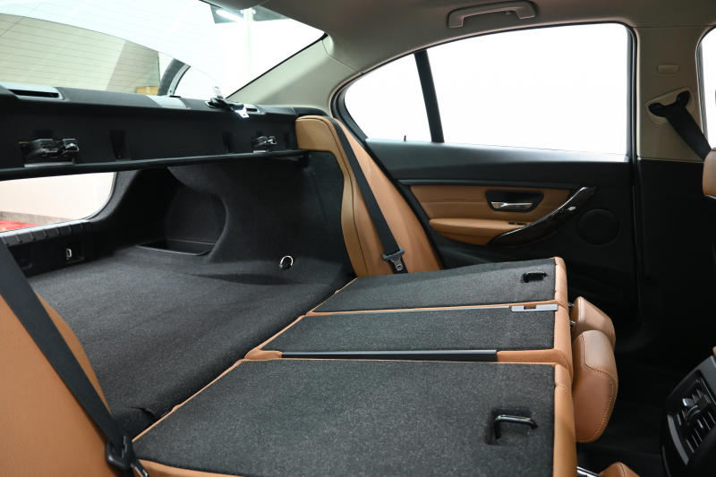 BMW 3シリーズ 320i ﾗｸﾞｼﾞｭｱﾘｰ　正規D車 1ｵｰﾅｰ ACC ｺﾆｬｯｸ革 純正iDriveﾅﾋﾞ Bｶﾒﾗ 純正17ｲﾝﾁAW 自動ﾄﾗﾝｸ ｷｾﾉﾝﾗｲﾄ　2年保証付