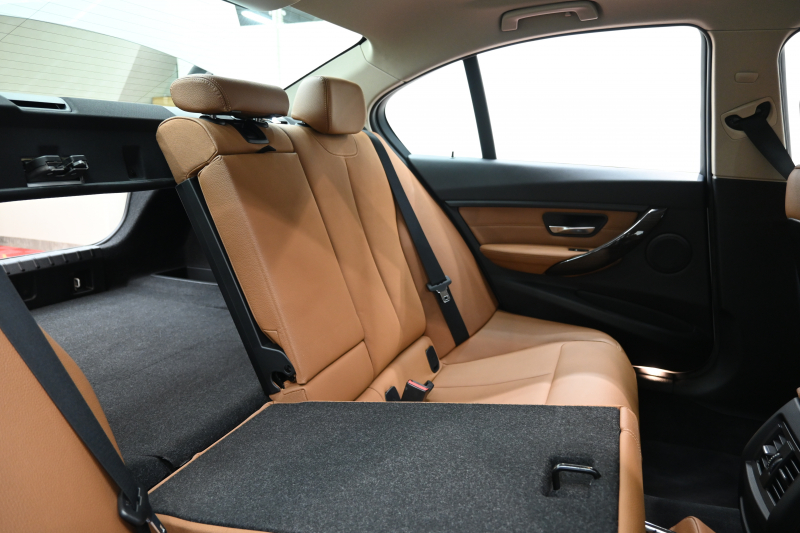 BMW 3シリーズ 320i ﾗｸﾞｼﾞｭｱﾘｰ　正規D車 1ｵｰﾅｰ ACC ｺﾆｬｯｸ革 純正iDriveﾅﾋﾞ Bｶﾒﾗ 純正17ｲﾝﾁAW 自動ﾄﾗﾝｸ ｷｾﾉﾝﾗｲﾄ　2年保証付