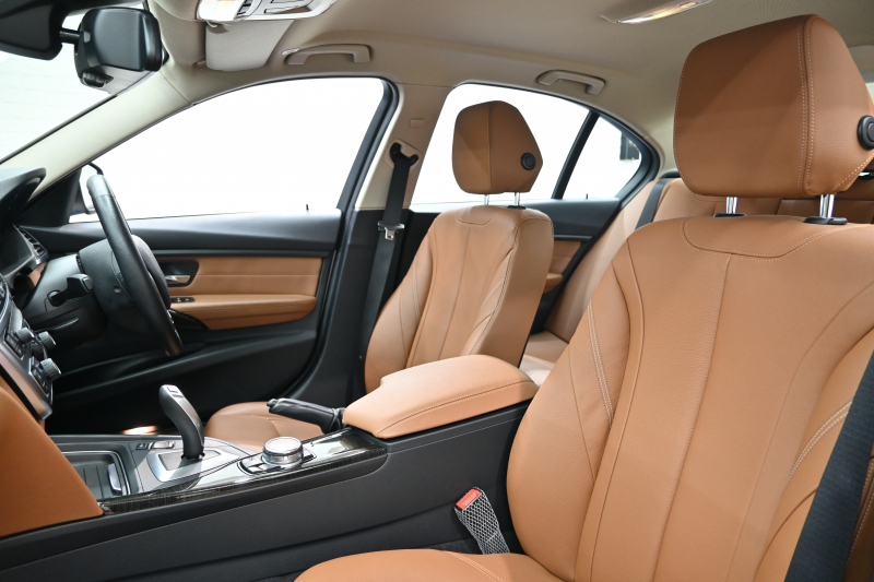 BMW 3シリーズ 320i ﾗｸﾞｼﾞｭｱﾘｰ　正規D車 1ｵｰﾅｰ ACC ｺﾆｬｯｸ革 純正iDriveﾅﾋﾞ Bｶﾒﾗ 純正17ｲﾝﾁAW 自動ﾄﾗﾝｸ ｷｾﾉﾝﾗｲﾄ　2年保証付