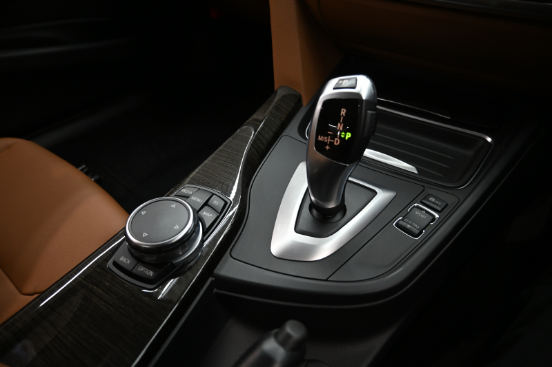 BMW 3シリーズ 320i ﾗｸﾞｼﾞｭｱﾘｰ　正規D車 1ｵｰﾅｰ ACC ｺﾆｬｯｸ革 純正iDriveﾅﾋﾞ Bｶﾒﾗ 純正17ｲﾝﾁAW 自動ﾄﾗﾝｸ ｷｾﾉﾝﾗｲﾄ　2年保証付