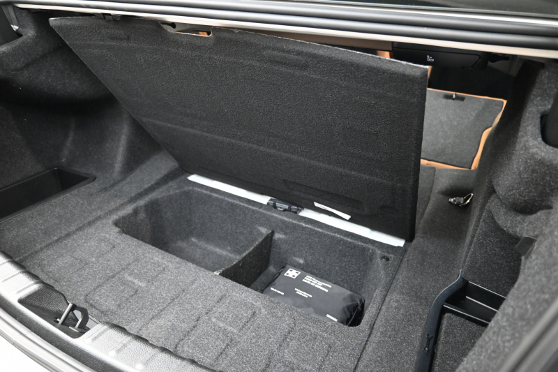 BMW 3シリーズ 320i ﾗｸﾞｼﾞｭｱﾘｰ　正規D車 1ｵｰﾅｰ ACC ｺﾆｬｯｸ革 純正iDriveﾅﾋﾞ Bｶﾒﾗ 純正17ｲﾝﾁAW 自動ﾄﾗﾝｸ ｷｾﾉﾝﾗｲﾄ　2年保証付