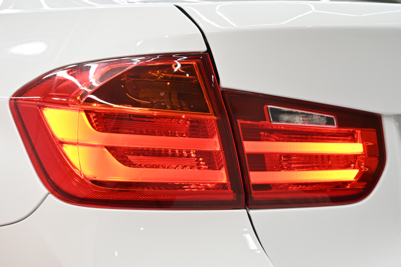 BMW 3シリーズ 320i ﾗｸﾞｼﾞｭｱﾘｰ　正規D車 1ｵｰﾅｰ ACC ｺﾆｬｯｸ革 純正iDriveﾅﾋﾞ Bｶﾒﾗ 純正17ｲﾝﾁAW 自動ﾄﾗﾝｸ ｷｾﾉﾝﾗｲﾄ　2年保証付