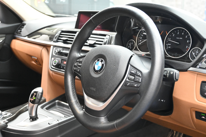 BMW 3シリーズ 320i ﾗｸﾞｼﾞｭｱﾘｰ　正規D車 1ｵｰﾅｰ ACC ｺﾆｬｯｸ革 純正iDriveﾅﾋﾞ Bｶﾒﾗ 純正17ｲﾝﾁAW 自動ﾄﾗﾝｸ ｷｾﾉﾝﾗｲﾄ　2年保証付