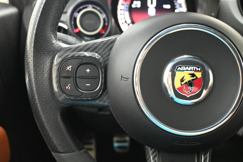 アバルト 595 ｺﾝﾍﾟﾃｨﾂｨｵｰﾈ　正規D車 左H 5速MT Sabeltｽﾎﾟｰﾂｼｰﾄ 純正ﾀｯﾁｽｸﾘｰﾝ CarPlay 17ｲﾝﾁAW ﾚｯﾄﾞｷｬﾘﾊﾟｰ ﾚｺｰﾄﾞﾓﾝﾂｧ　2年保証付