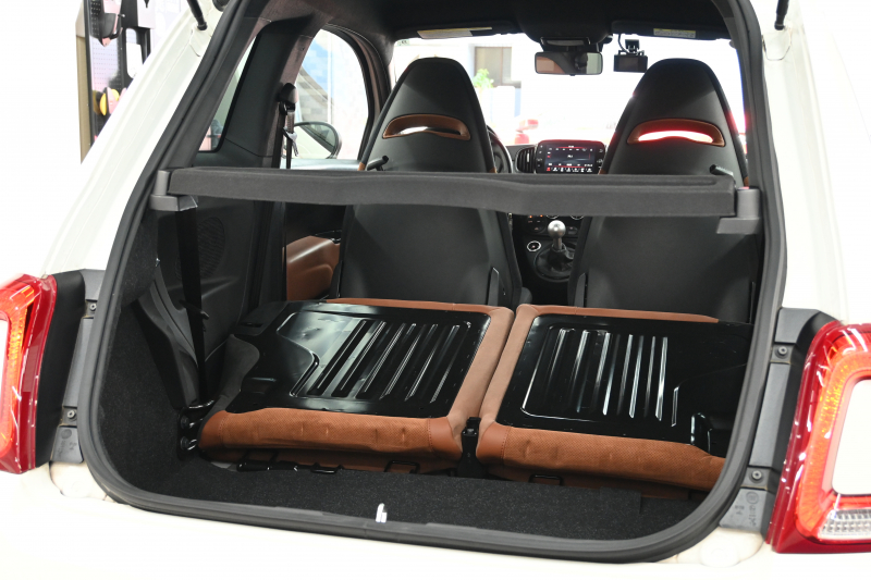 アバルト 595 ｺﾝﾍﾟﾃｨﾂｨｵｰﾈ　正規D車 左H 5速MT Sabeltｽﾎﾟｰﾂｼｰﾄ 純正ﾀｯﾁｽｸﾘｰﾝ CarPlay 17ｲﾝﾁAW ﾚｯﾄﾞｷｬﾘﾊﾟｰ ﾚｺｰﾄﾞﾓﾝﾂｧ　2年保証付