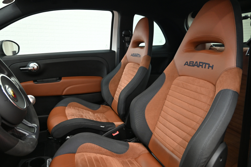 アバルト 595 ｺﾝﾍﾟﾃｨﾂｨｵｰﾈ　正規D車 左H 5速MT Sabeltｽﾎﾟｰﾂｼｰﾄ 純正ﾀｯﾁｽｸﾘｰﾝ CarPlay 17ｲﾝﾁAW ﾚｯﾄﾞｷｬﾘﾊﾟｰ ﾚｺｰﾄﾞﾓﾝﾂｧ　2年保証付