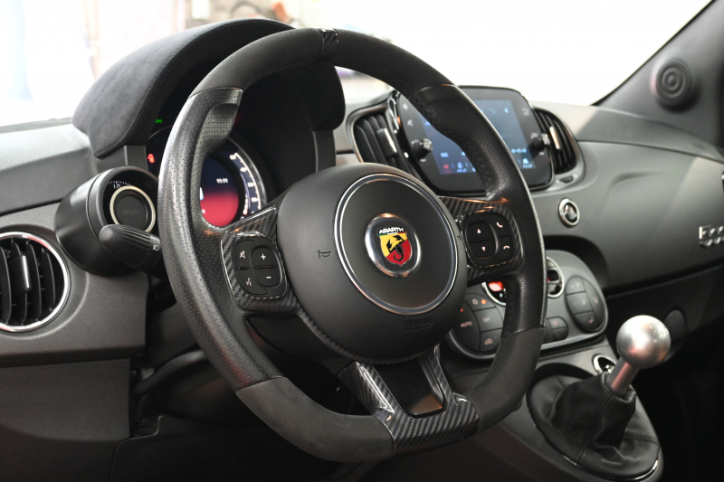 アバルト 595 ｺﾝﾍﾟﾃｨﾂｨｵｰﾈ　正規D車 左H 5速MT Sabeltｽﾎﾟｰﾂｼｰﾄ 純正ﾀｯﾁｽｸﾘｰﾝ CarPlay 17ｲﾝﾁAW ﾚｯﾄﾞｷｬﾘﾊﾟｰ ﾚｺｰﾄﾞﾓﾝﾂｧ　2年保証付