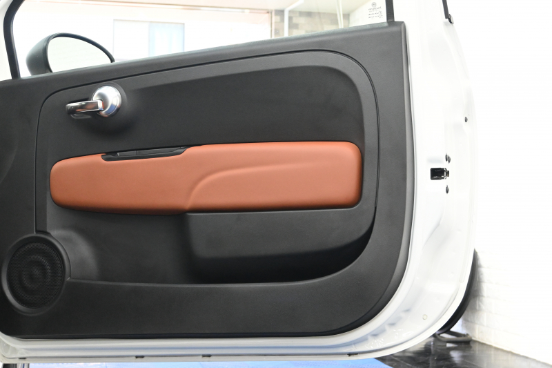 アバルト 595 ｺﾝﾍﾟﾃｨﾂｨｵｰﾈ　正規D車 左H 5速MT Sabeltｽﾎﾟｰﾂｼｰﾄ 純正ﾀｯﾁｽｸﾘｰﾝ CarPlay 17ｲﾝﾁAW ﾚｯﾄﾞｷｬﾘﾊﾟｰ ﾚｺｰﾄﾞﾓﾝﾂｧ　2年保証付