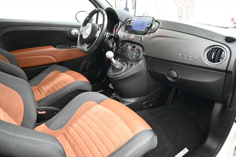 アバルト 595 ｺﾝﾍﾟﾃｨﾂｨｵｰﾈ　正規D車 左H 5速MT Sabeltｽﾎﾟｰﾂｼｰﾄ 純正ﾀｯﾁｽｸﾘｰﾝ CarPlay 17ｲﾝﾁAW ﾚｯﾄﾞｷｬﾘﾊﾟｰ ﾚｺｰﾄﾞﾓﾝﾂｧ　2年保証付