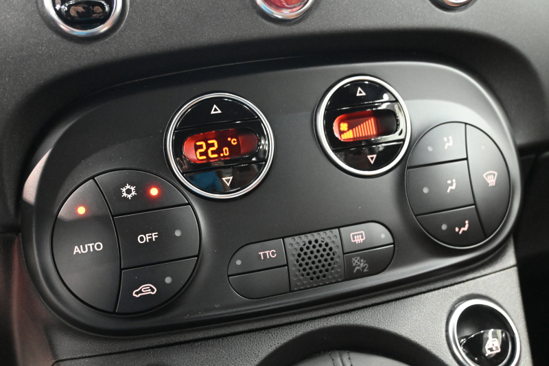 アバルト 595 ｺﾝﾍﾟﾃｨﾂｨｵｰﾈ　正規D車 左H 5速MT Sabeltｽﾎﾟｰﾂｼｰﾄ 純正ﾀｯﾁｽｸﾘｰﾝ CarPlay 17ｲﾝﾁAW ﾚｯﾄﾞｷｬﾘﾊﾟｰ ﾚｺｰﾄﾞﾓﾝﾂｧ　2年保証付