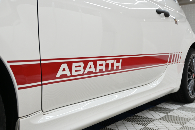 アバルト 595 ｺﾝﾍﾟﾃｨﾂｨｵｰﾈ　正規D車 左H 5速MT Sabeltｽﾎﾟｰﾂｼｰﾄ 純正ﾀｯﾁｽｸﾘｰﾝ CarPlay 17ｲﾝﾁAW ﾚｯﾄﾞｷｬﾘﾊﾟｰ ﾚｺｰﾄﾞﾓﾝﾂｧ　2年保証付