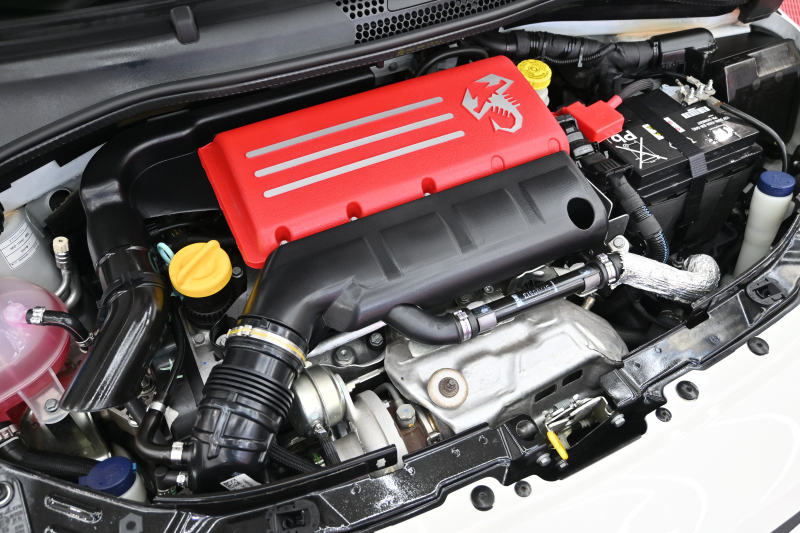 アバルト 595 ｺﾝﾍﾟﾃｨﾂｨｵｰﾈ　正規D車 左H 5速MT Sabeltｽﾎﾟｰﾂｼｰﾄ 純正ﾀｯﾁｽｸﾘｰﾝ CarPlay 17ｲﾝﾁAW ﾚｯﾄﾞｷｬﾘﾊﾟｰ ﾚｺｰﾄﾞﾓﾝﾂｧ　2年保証付