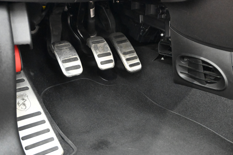 アバルト 595 ｺﾝﾍﾟﾃｨﾂｨｵｰﾈ　正規D車 左H 5速MT Sabeltｽﾎﾟｰﾂｼｰﾄ 純正ﾀｯﾁｽｸﾘｰﾝ CarPlay 17ｲﾝﾁAW ﾚｯﾄﾞｷｬﾘﾊﾟｰ ﾚｺｰﾄﾞﾓﾝﾂｧ　2年保証付