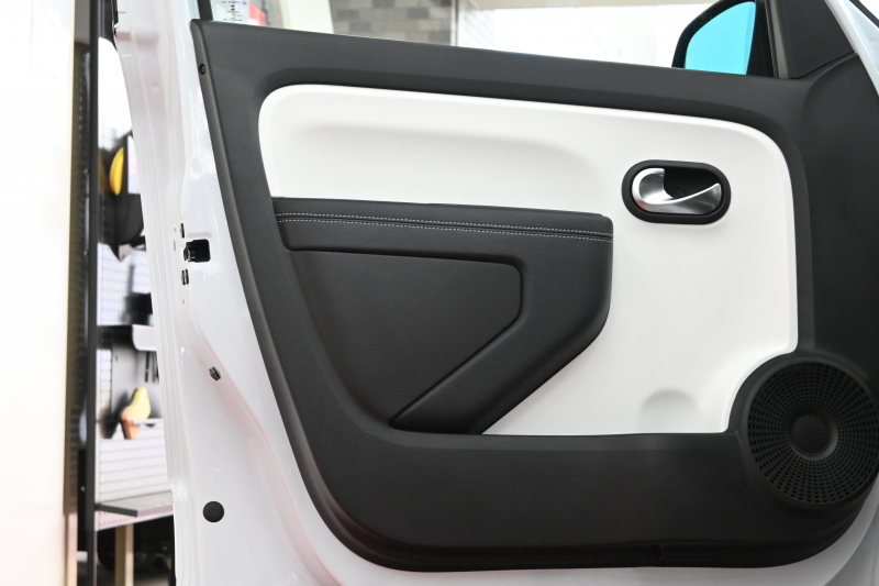 ルノー トゥインゴ ｲﾝﾃﾝｽ ﾘﾐﾃ　140台限定特別仕様 ECO機能 ｸﾙｺﾝ 専用ﾚｻﾞｰ調ｼｰﾄ ｼｰﾄﾋｰﾀｰ 純正ﾀｯﾁｽｸﾘｰﾝ CarPlay Bｶﾒﾗ 16ｲﾝﾁｱﾛｲﾎｲｰﾙ　2年保証付