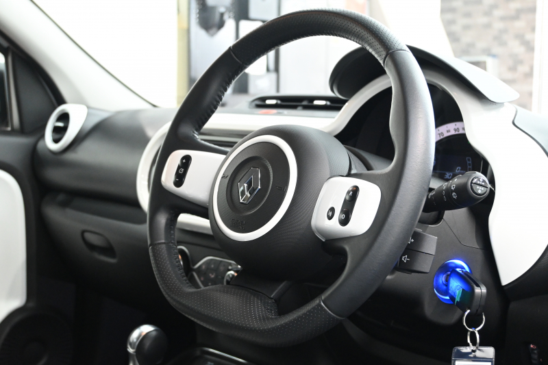ルノー トゥインゴ ｲﾝﾃﾝｽ ﾘﾐﾃ　140台限定特別仕様 ECO機能 ｸﾙｺﾝ 専用ﾚｻﾞｰ調ｼｰﾄ ｼｰﾄﾋｰﾀｰ 純正ﾀｯﾁｽｸﾘｰﾝ CarPlay Bｶﾒﾗ 16ｲﾝﾁｱﾛｲﾎｲｰﾙ　2年保証付