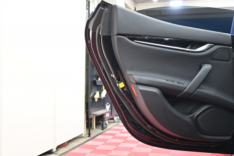 マセラティ ギブリ ｽｶﾃﾅｰﾄ　60台限定特別仕様 ﾂｰﾘﾝｸﾞPKG 中期ﾓﾃﾞﾙ 黒革ｽﾎﾟｰﾂｼｰﾄ 8.4ｲﾝﾁMTC+ CarPlay 自動ﾄﾗﾝｸ 20ｲﾝﾁｳﾗｰﾉAW ｼﾌﾄﾊﾟﾄﾞﾙ ﾋﾟｱﾉﾌﾞﾗｯｸｲﾝﾃﾘｱ　2年保証付