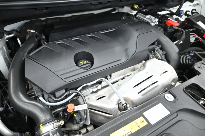 プジョー 3008 GT　後期ﾓﾃﾞﾙ ACC LKA ﾊｰﾌ革 ﾊﾟﾉﾗﾏSR 純正ﾀｯﾁｽｸﾘｰﾝ CarPlay Bｶﾒﾗ 前後ｺｰﾅｰｾﾝｻｰ 純正18ｲﾝﾁAW LEDﾗｲﾄ　新車保証継承可