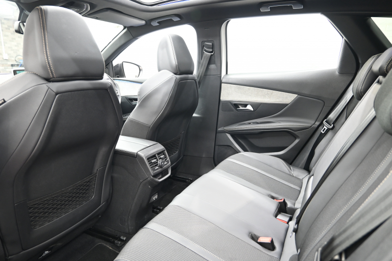 プジョー 3008 GT　後期ﾓﾃﾞﾙ ACC LKA ﾊｰﾌ革 ﾊﾟﾉﾗﾏSR 純正ﾀｯﾁｽｸﾘｰﾝ CarPlay Bｶﾒﾗ 前後ｺｰﾅｰｾﾝｻｰ 純正18ｲﾝﾁAW LEDﾗｲﾄ　新車保証継承可