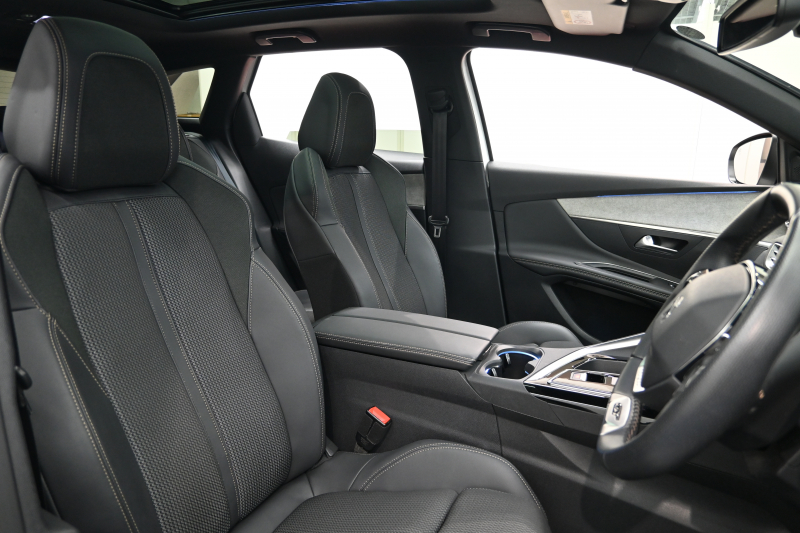 プジョー 3008 GT　後期ﾓﾃﾞﾙ ACC LKA ﾊｰﾌ革 ﾊﾟﾉﾗﾏSR 純正ﾀｯﾁｽｸﾘｰﾝ CarPlay Bｶﾒﾗ 前後ｺｰﾅｰｾﾝｻｰ 純正18ｲﾝﾁAW LEDﾗｲﾄ　新車保証継承可