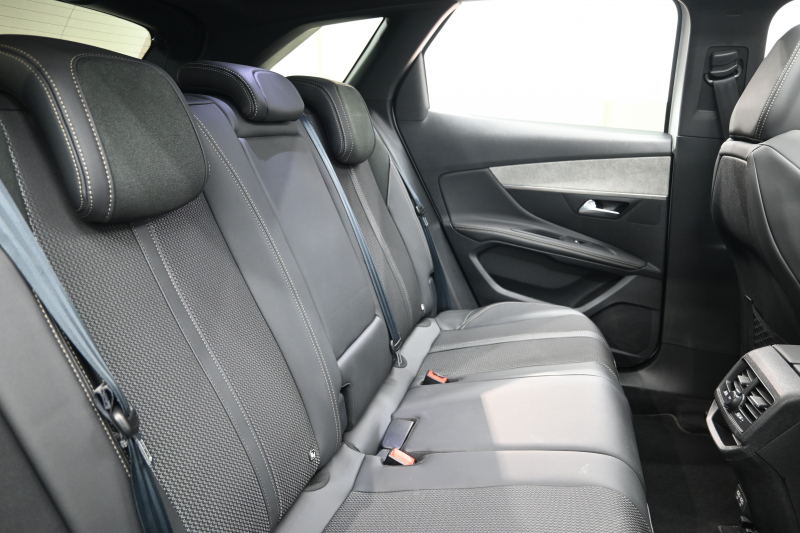 プジョー 3008 GT　後期ﾓﾃﾞﾙ ACC LKA ﾊｰﾌ革 ﾊﾟﾉﾗﾏSR 純正ﾀｯﾁｽｸﾘｰﾝ CarPlay Bｶﾒﾗ 前後ｺｰﾅｰｾﾝｻｰ 純正18ｲﾝﾁAW LEDﾗｲﾄ　新車保証継承可