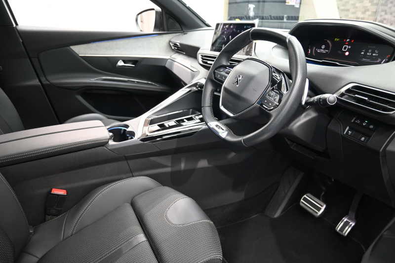 プジョー 3008 GT　後期ﾓﾃﾞﾙ ACC LKA ﾊｰﾌ革 ﾊﾟﾉﾗﾏSR 純正ﾀｯﾁｽｸﾘｰﾝ CarPlay Bｶﾒﾗ 前後ｺｰﾅｰｾﾝｻｰ 純正18ｲﾝﾁAW LEDﾗｲﾄ　新車保証継承可