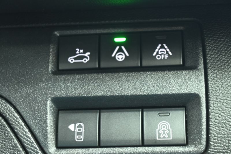 プジョー 3008 GT　後期ﾓﾃﾞﾙ ACC LKA ﾊｰﾌ革 ﾊﾟﾉﾗﾏSR 純正ﾀｯﾁｽｸﾘｰﾝ CarPlay Bｶﾒﾗ 前後ｺｰﾅｰｾﾝｻｰ 純正18ｲﾝﾁAW LEDﾗｲﾄ　新車保証継承可