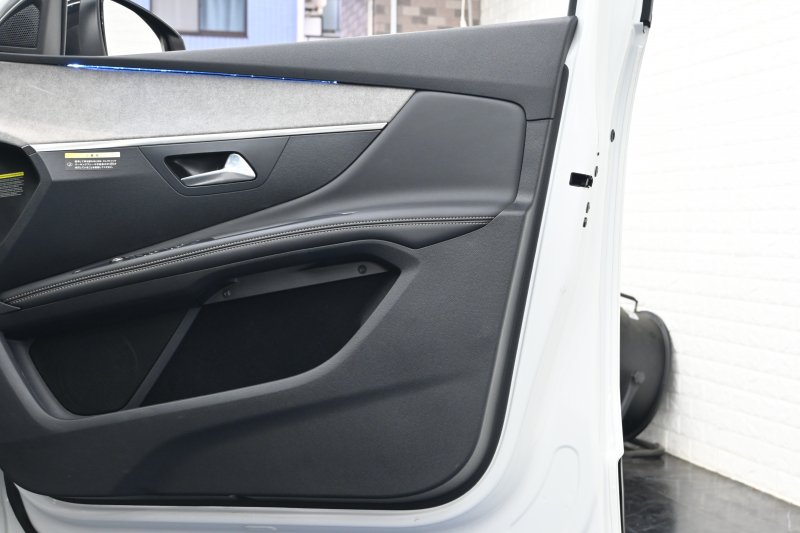 プジョー 3008 GT　後期ﾓﾃﾞﾙ ACC LKA ﾊｰﾌ革 ﾊﾟﾉﾗﾏSR 純正ﾀｯﾁｽｸﾘｰﾝ CarPlay Bｶﾒﾗ 前後ｺｰﾅｰｾﾝｻｰ 純正18ｲﾝﾁAW LEDﾗｲﾄ　新車保証継承可
