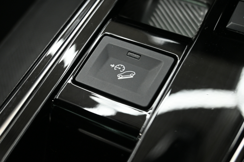 プジョー 3008 GT　後期ﾓﾃﾞﾙ ACC LKA ﾊｰﾌ革 ﾊﾟﾉﾗﾏSR 純正ﾀｯﾁｽｸﾘｰﾝ CarPlay Bｶﾒﾗ 前後ｺｰﾅｰｾﾝｻｰ 純正18ｲﾝﾁAW LEDﾗｲﾄ　新車保証継承可