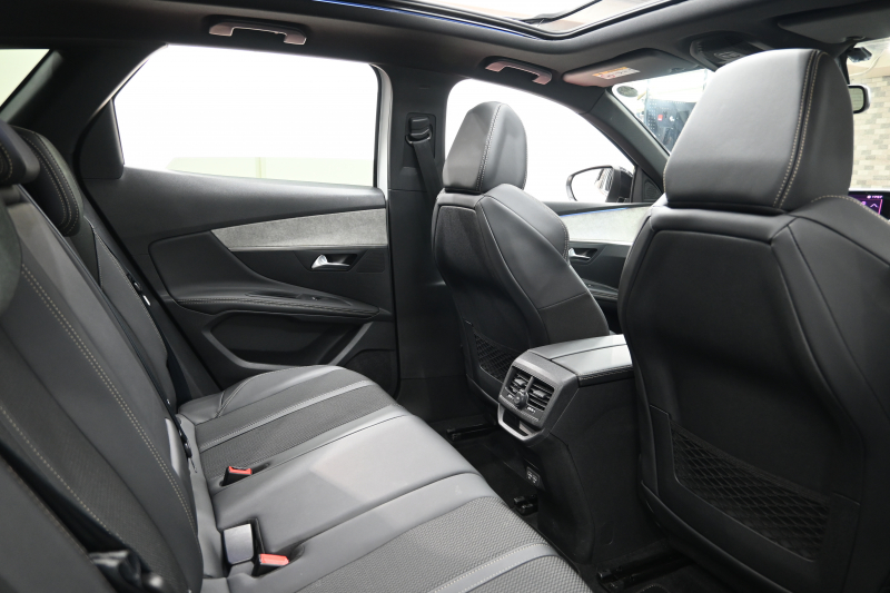 プジョー 3008 GT　後期ﾓﾃﾞﾙ ACC LKA ﾊｰﾌ革 ﾊﾟﾉﾗﾏSR 純正ﾀｯﾁｽｸﾘｰﾝ CarPlay Bｶﾒﾗ 前後ｺｰﾅｰｾﾝｻｰ 純正18ｲﾝﾁAW LEDﾗｲﾄ　新車保証継承可