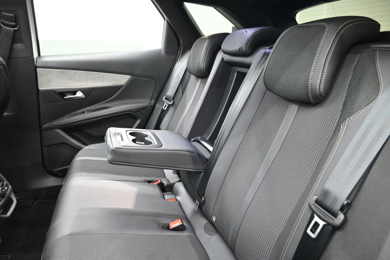 プジョー 3008 GT　後期ﾓﾃﾞﾙ ACC LKA ﾊｰﾌ革 ﾊﾟﾉﾗﾏSR 純正ﾀｯﾁｽｸﾘｰﾝ CarPlay Bｶﾒﾗ 前後ｺｰﾅｰｾﾝｻｰ 純正18ｲﾝﾁAW LEDﾗｲﾄ　新車保証継承可
