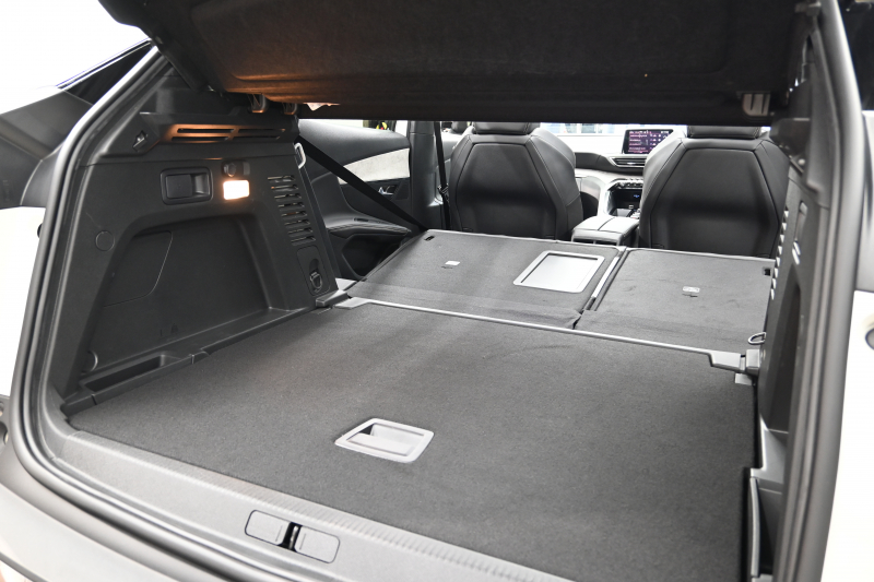 プジョー 3008 GT　後期ﾓﾃﾞﾙ ACC LKA ﾊｰﾌ革 ﾊﾟﾉﾗﾏSR 純正ﾀｯﾁｽｸﾘｰﾝ CarPlay Bｶﾒﾗ 前後ｺｰﾅｰｾﾝｻｰ 純正18ｲﾝﾁAW LEDﾗｲﾄ　新車保証継承可