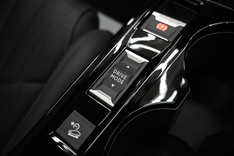 プジョー 2008 GTﾊﾟｯｸ ﾌﾞﾙｰHDi　Pｽﾀ ACC ECO 黒革電動ｼｰﾄ ﾊﾟﾉﾗﾏSR 純正ﾅﾋﾞTV CarPlay Bｶﾒﾗ 純正17ｲﾝﾁAW LEDﾗｲﾄ ｱｸﾃｨﾌﾞｾｰﾌﾃｨﾌﾞﾚｰｷ　2年保証付